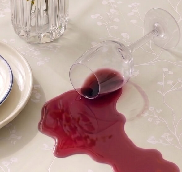 Hoe maak je een tafelkleed perfect schoon van wijn, koffie of was?