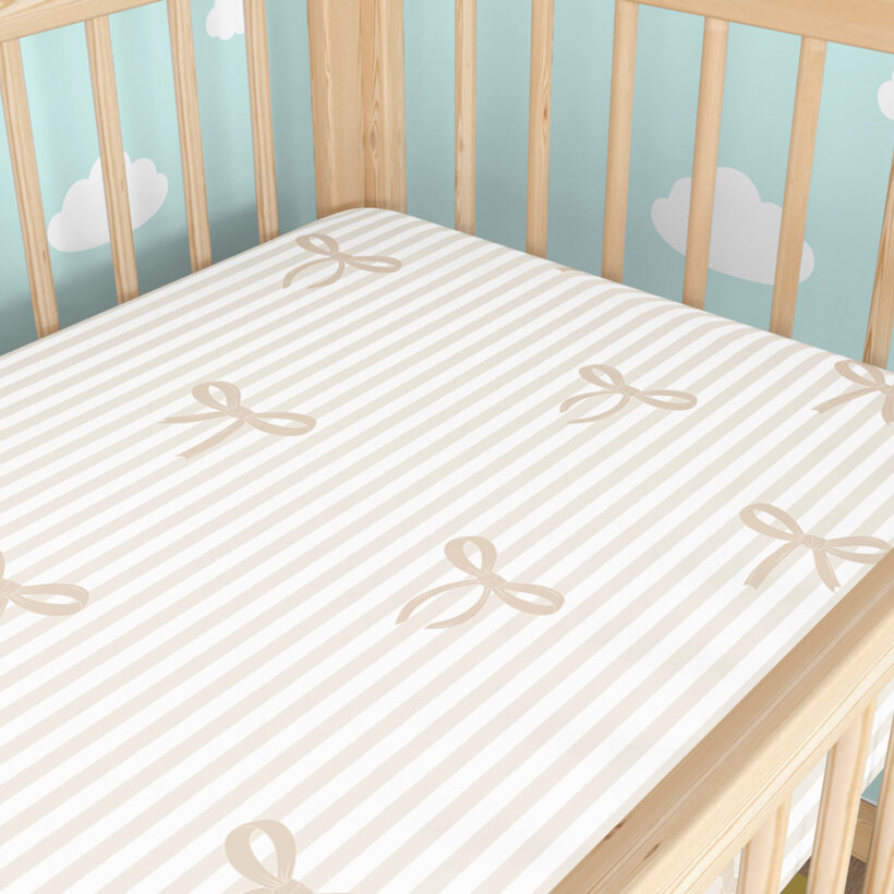 Katoenen hoeslaken voor het babybedje - Latte strikjes met streepjes