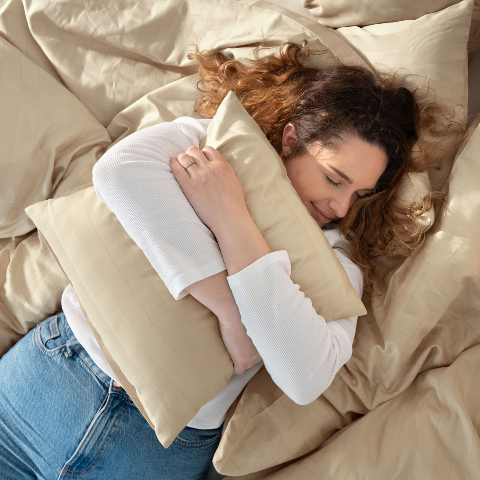 Damast beddengoed - Goud streepjes met een satijnen glans