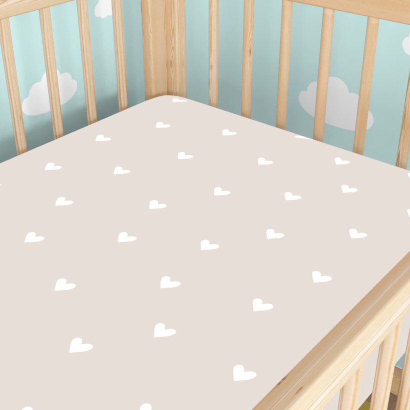 Katoenen hoeslaken voor het babybedje - Hartjes op latte