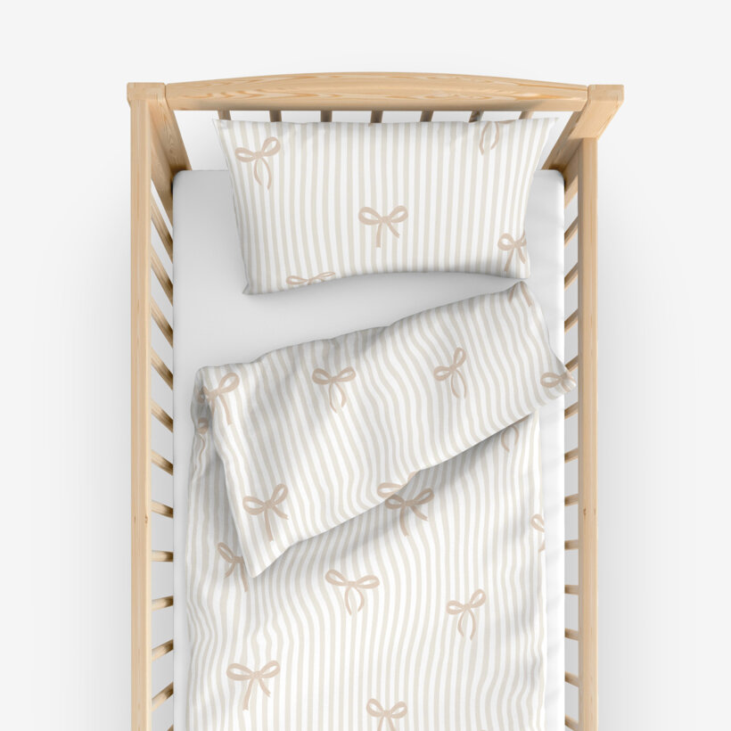 Katoenen beddengoed voor babybedje - Latte strikjes met streepjes