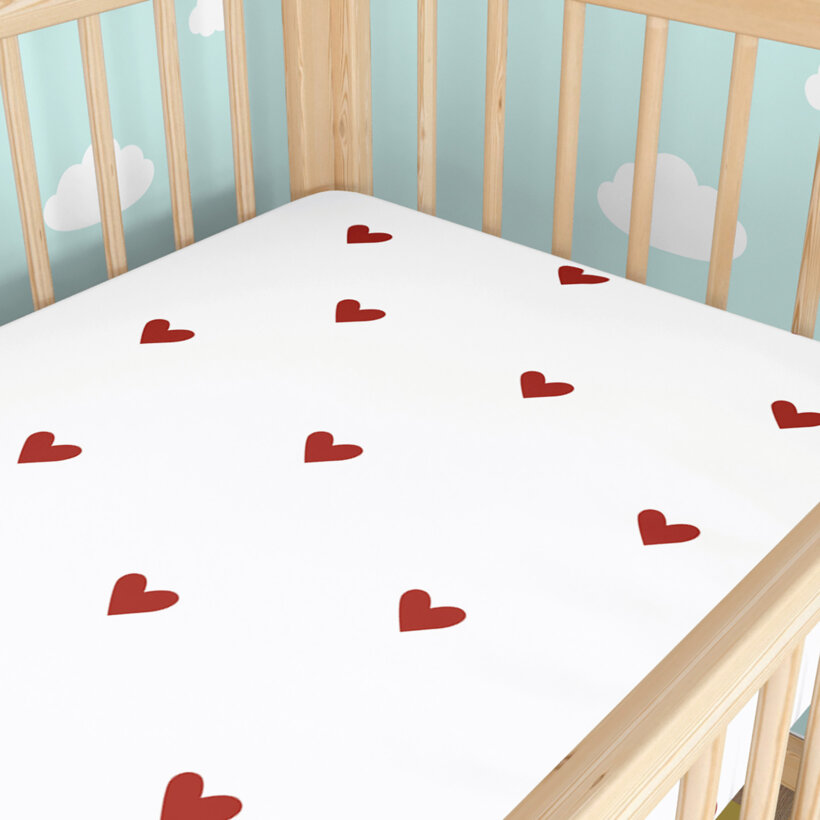 Katoenen hoeslaken voor het kinderbedje - Rode hartjes op wit