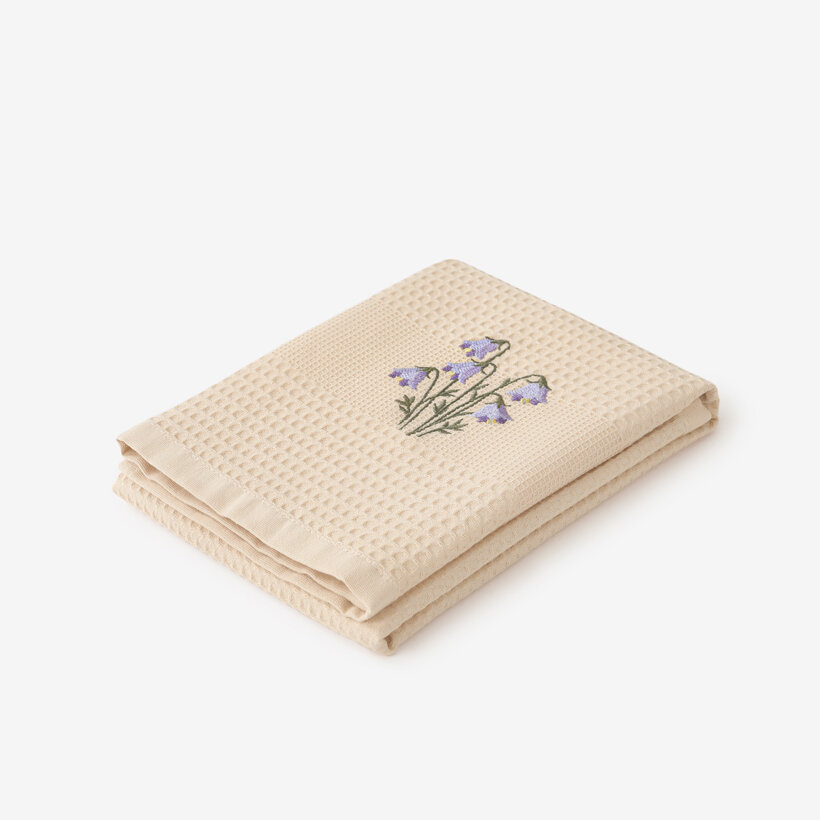 Geborduurde theedoek (wafeldoek) - Klokjes op beige