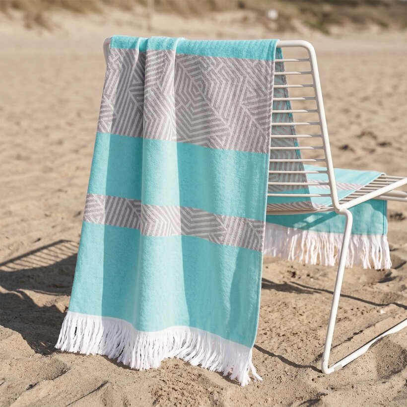 Lichte strandbadhanddoek - Mozaïek op turquoise