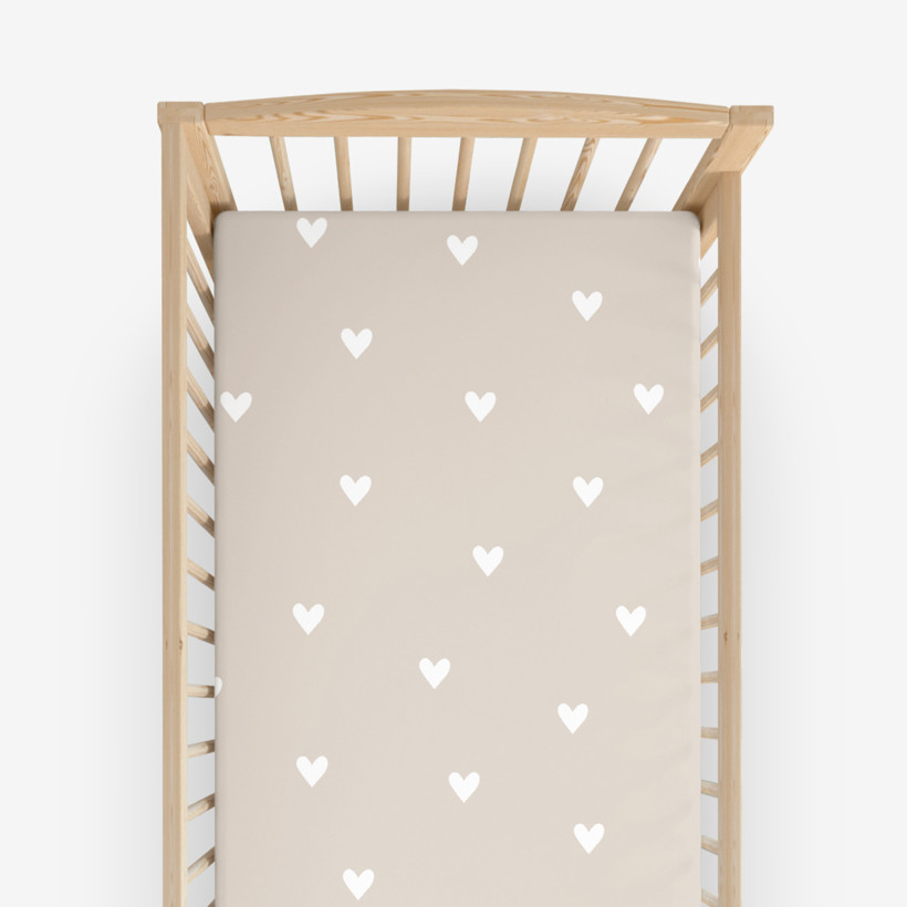 Katoenen hoeslaken voor het babybedje - Hartjes op latte