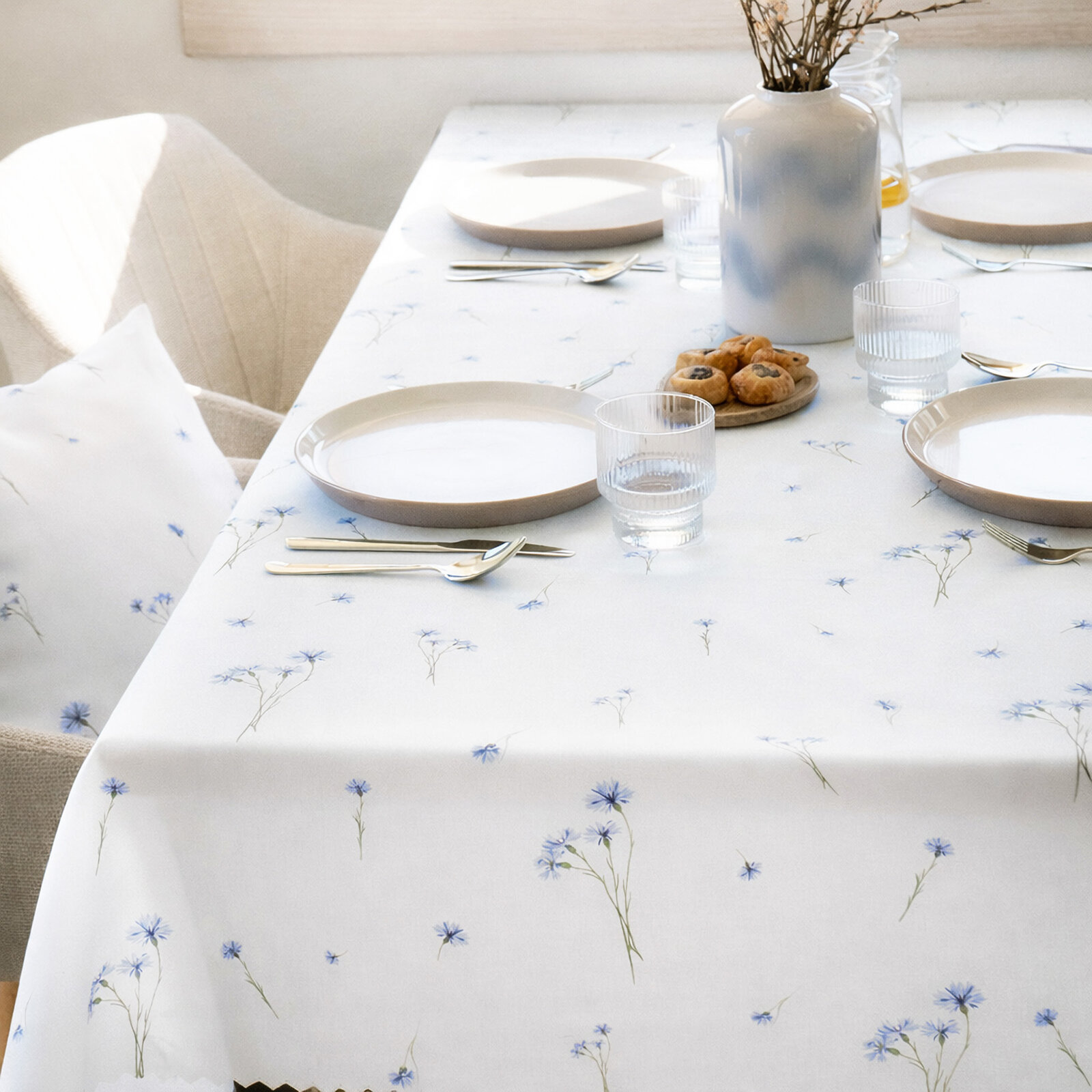 Hoekig teflon tafelkleed - Blauwe korenbloemen