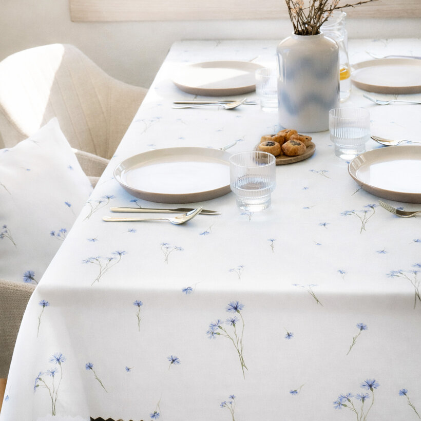 Hoekig teflon tafelkleed - Blauwe korenbloemen
