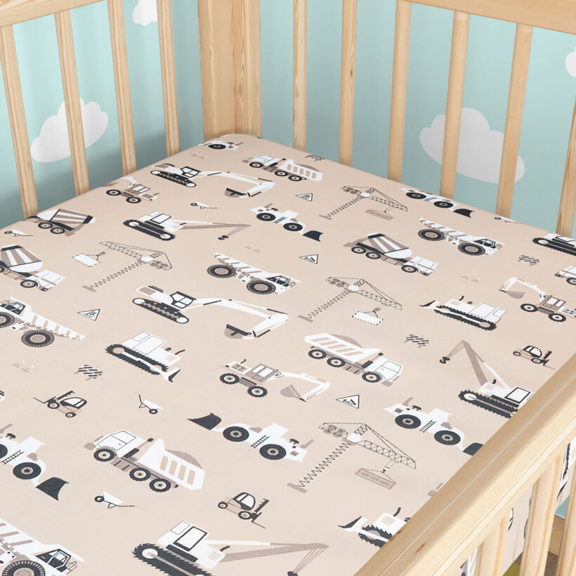 Katoenen hoeslaken voor het kinderbedje - Vrachtwagens en graafmachines op beige