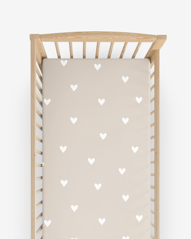 Katoenen hoeslaken voor het babybedje - Hartjes op latte