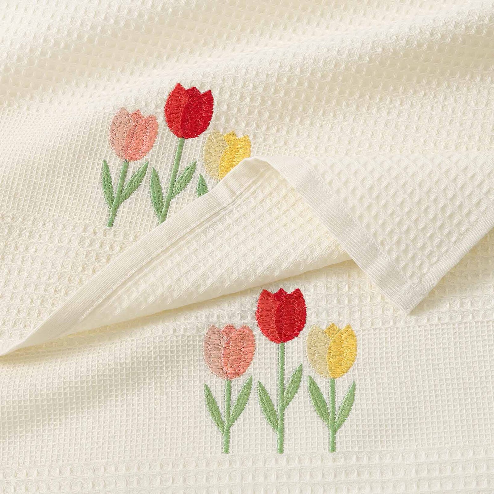 Geborduurde theedoek / wafeldoek - Tulpen op crème