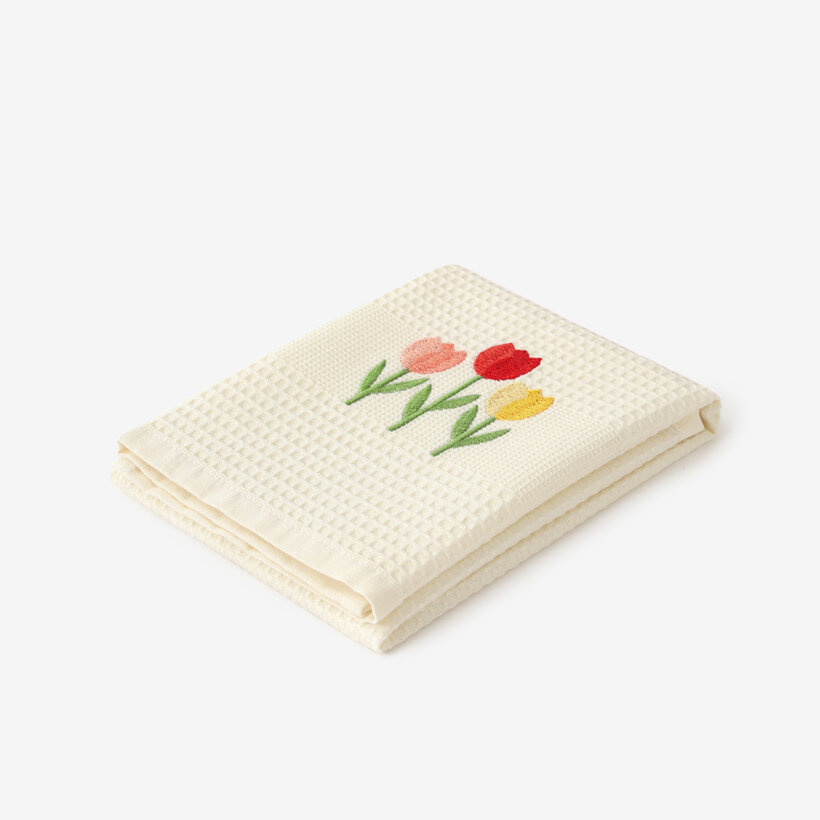 Geborduurde theedoek / wafeldoek - Tulpen op crème