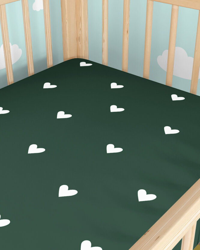 Katoenen hoeslaken voor een babybedje - Hartjes op donkergroen