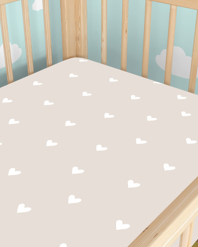 Katoenen hoeslaken voor het babybedje - Hartjes op latte