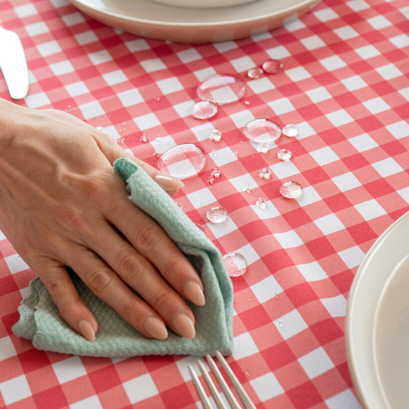 Hoekig teflon tafelkleed - Rode ruitjes