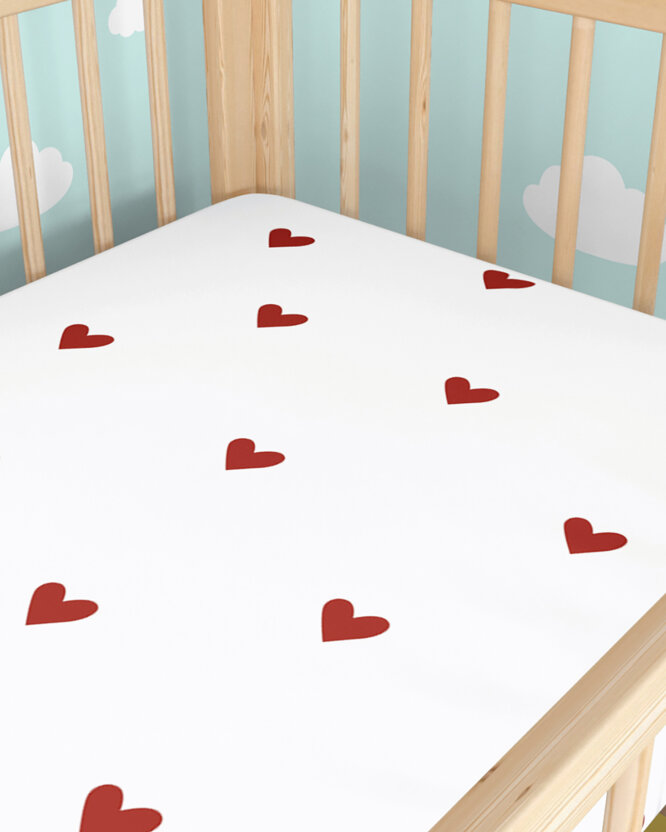 Katoenen hoeslaken voor het kinderbedje - Rode hartjes op wit