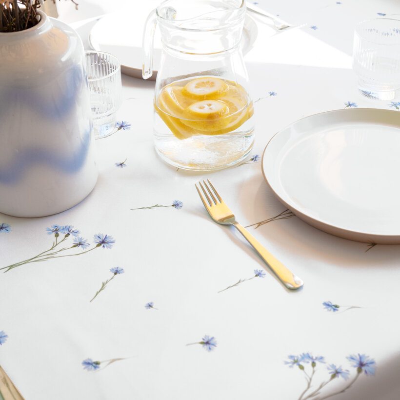 Hoekig teflon tafelkleed - Blauwe korenbloemen