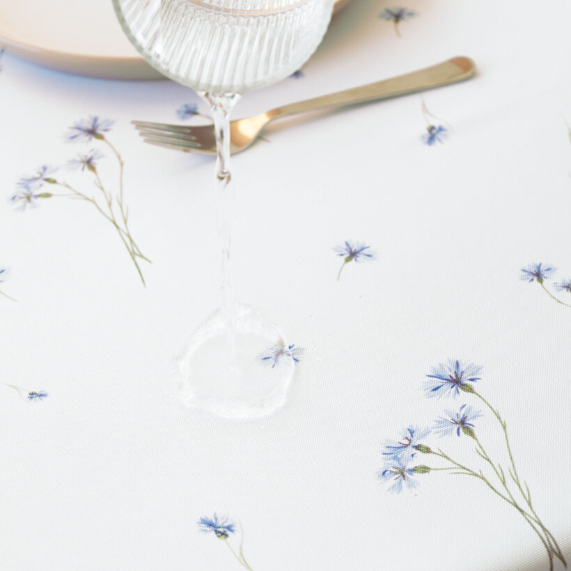 Hoekig teflon tafelkleed - Blauwe korenbloemen