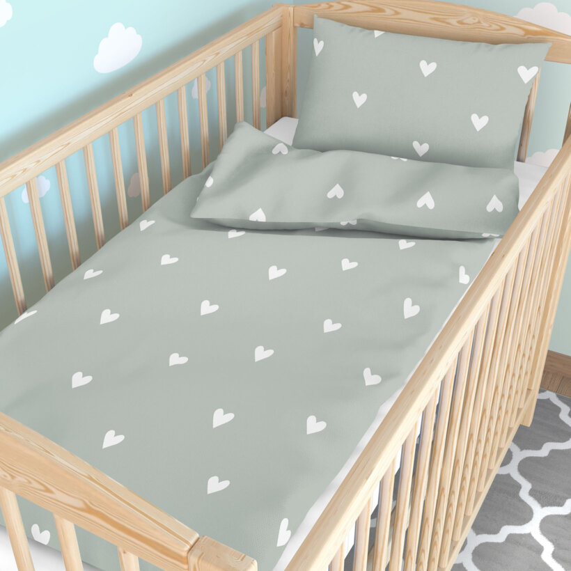 Katoenen beddengoed voor babybedje - Hartjes op saliegroen