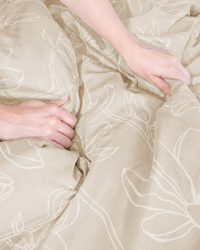 Beddengoed van katoensatijn - Lelies op goudkleurig beige