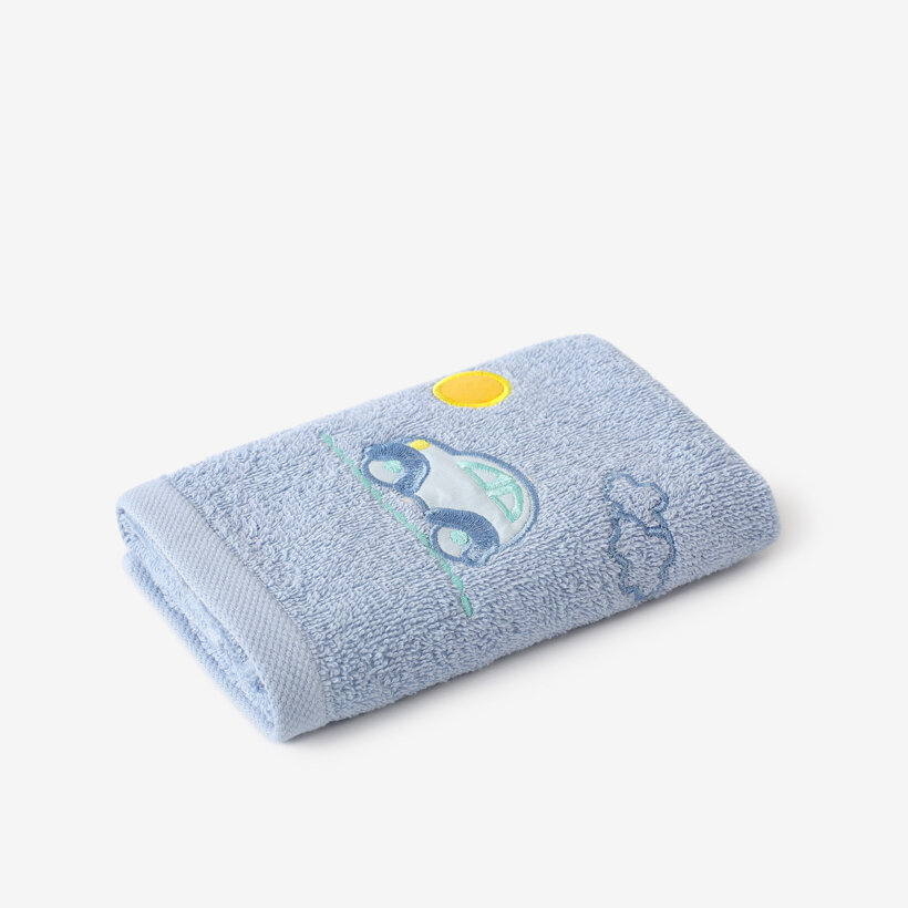 Kinder badstof handdoek - Autootje op blauw