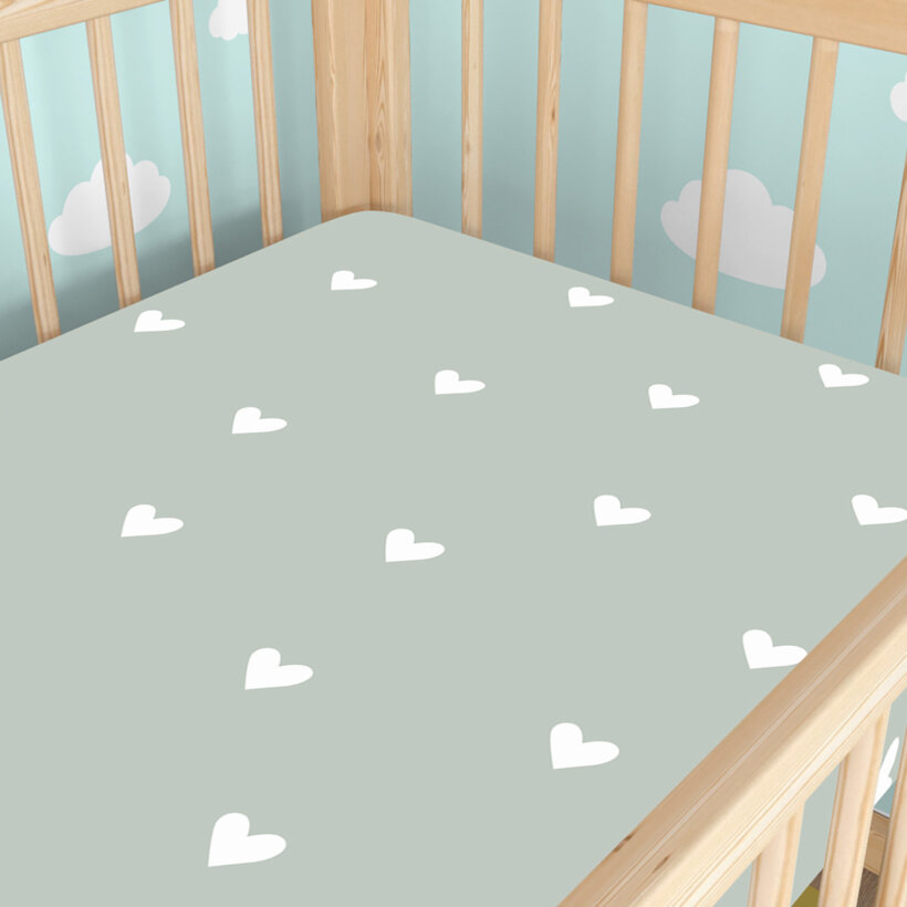 Katoenen hoeslaken voor een kinderbedje - Hartjes op saliegroen