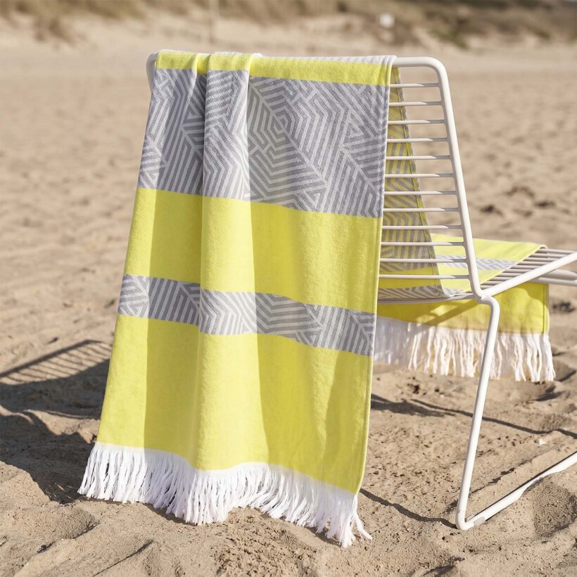 Lichte strandbadhanddoek - Mozaïek op geel