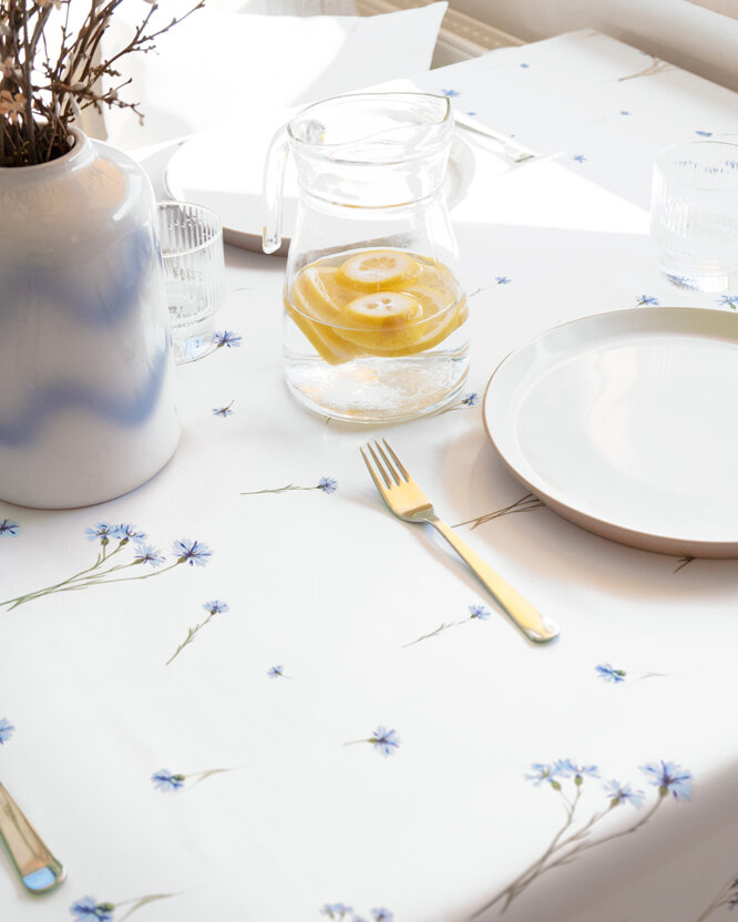Hoekig teflon tafelkleed - Blauwe korenbloemen