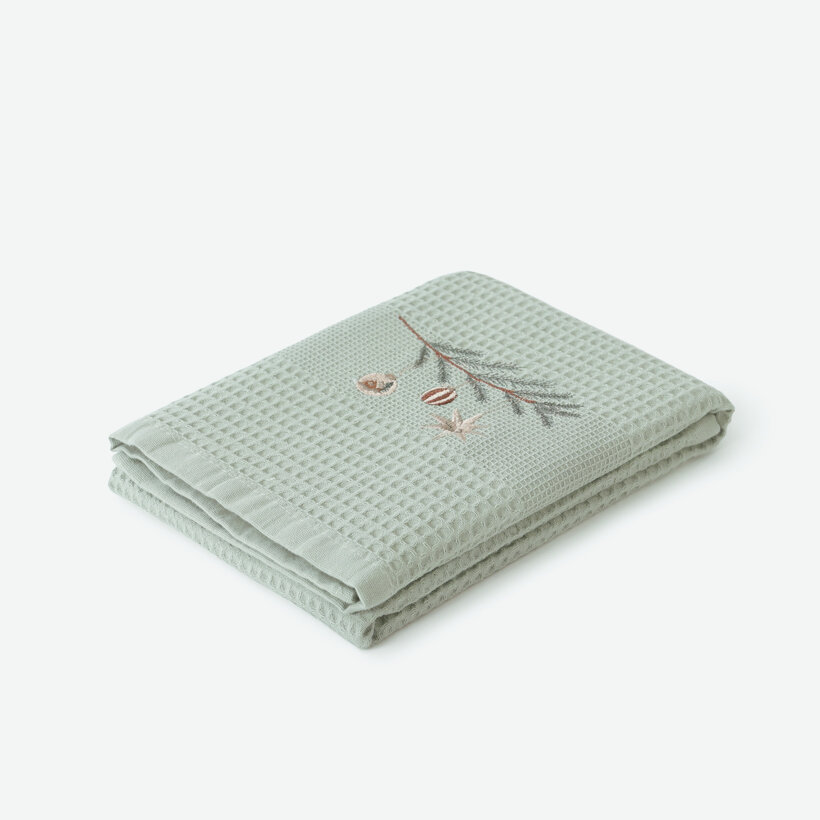 Kerst keuken wafeldoek - geborduurde theedoek - Kerstballen op een tak op saliegroen