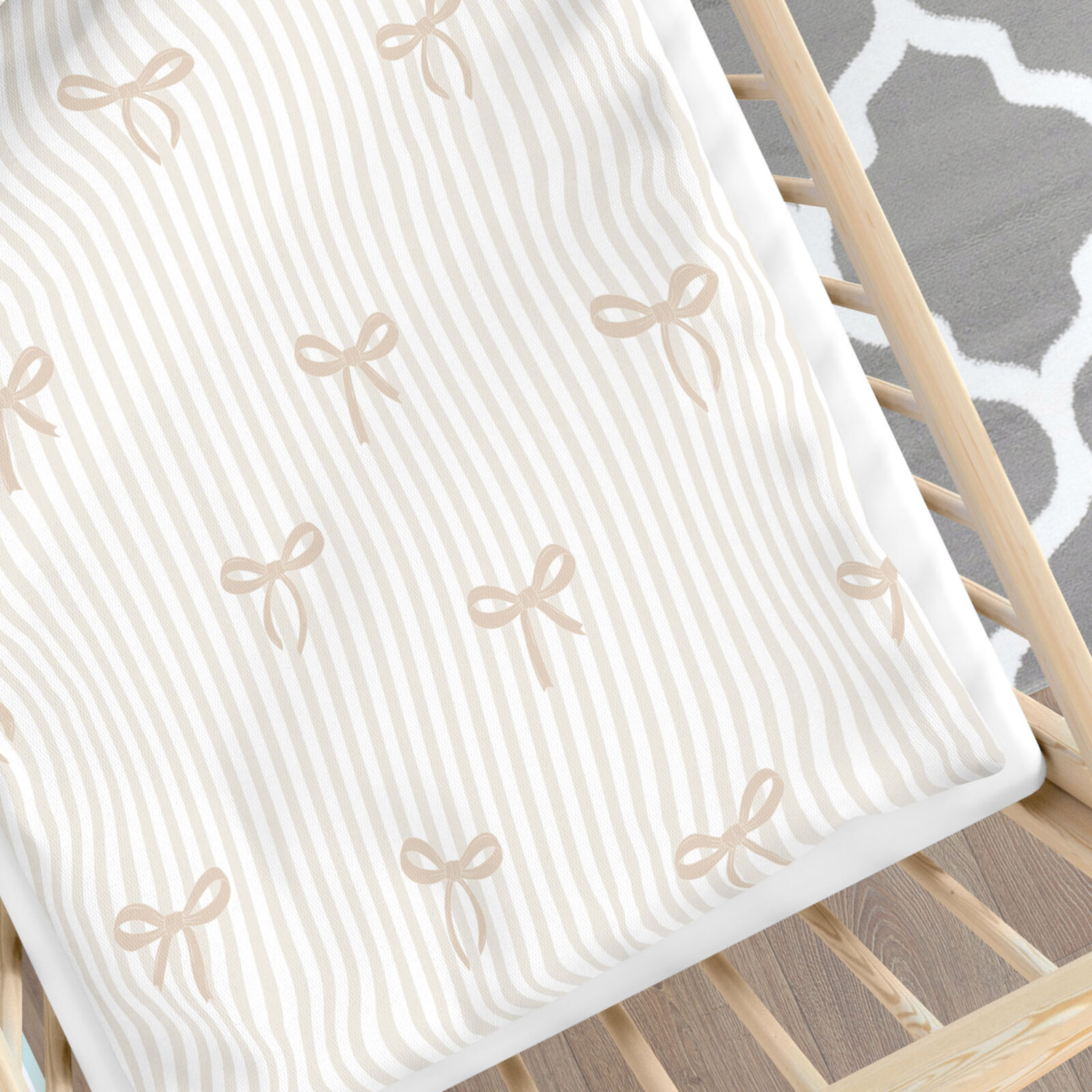 Katoenen beddengoed voor babybedje - Latte strikjes met streepjes