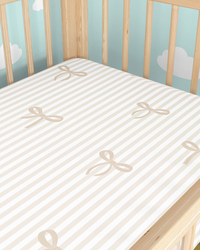 Katoenen hoeslaken voor het babybedje - Latte strikjes met streepjes