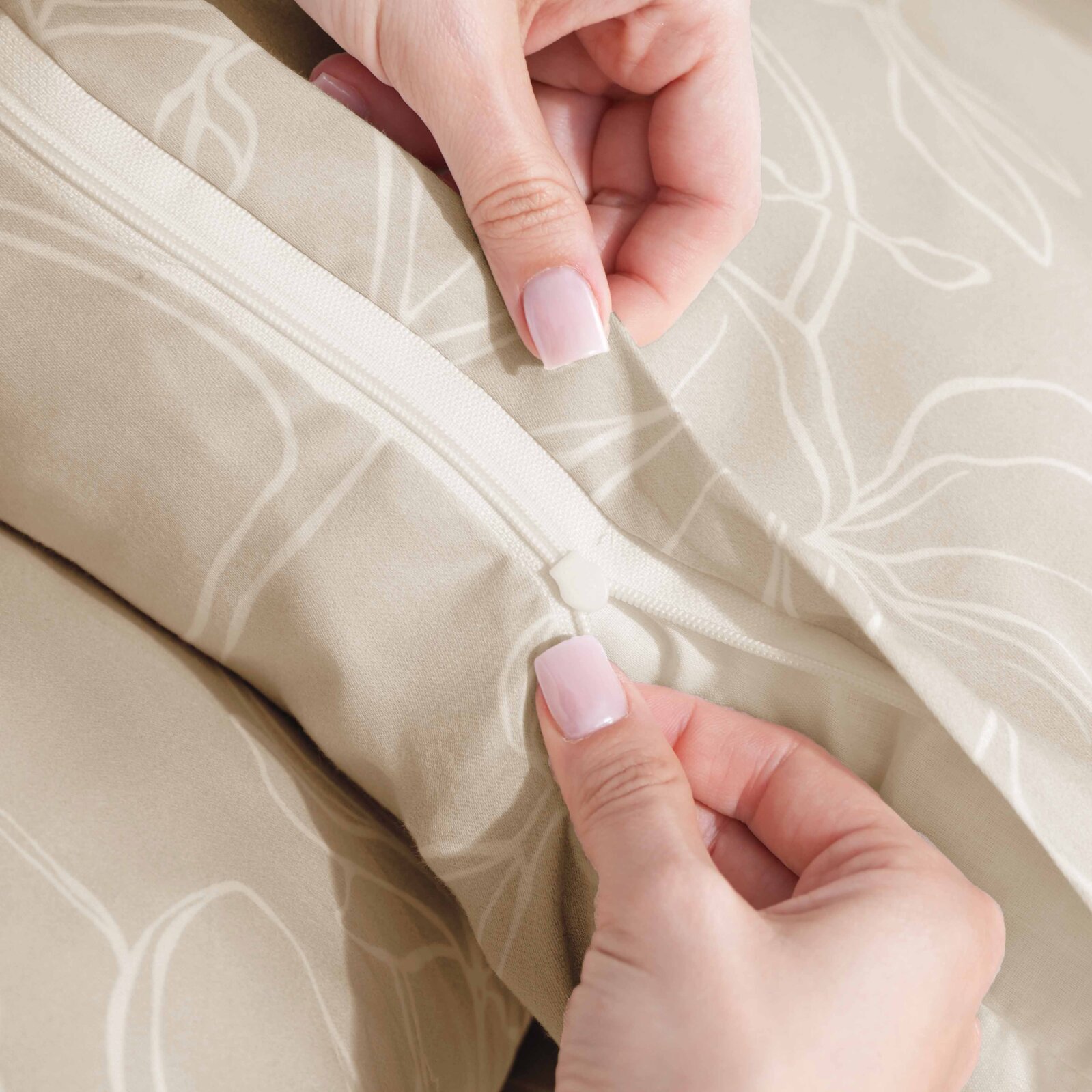 Beddengoed van katoensatijn - Lelies op goudkleurig beige