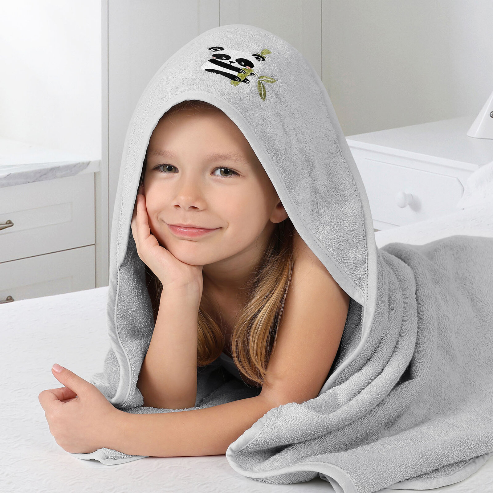 Kinder badstof badhanddoek met capuchon - Panda op lichtgrijs