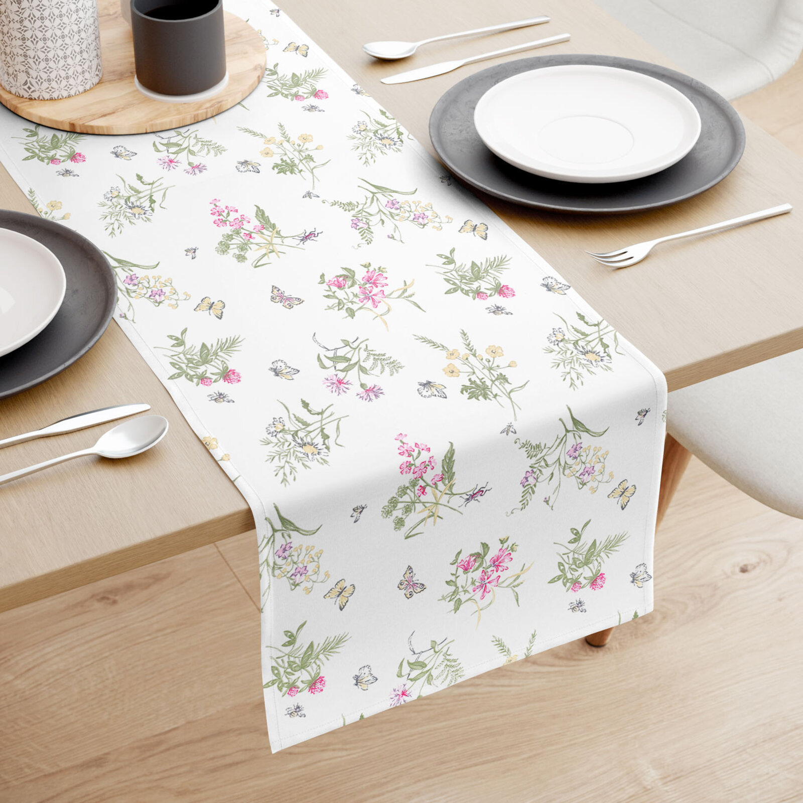 Tafelloper 100% katoen renforcé - Kleurrijke veldbloemen op wit