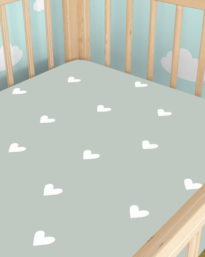 Katoenen hoeslaken voor een kinderbedje - Hartjes op saliegroen